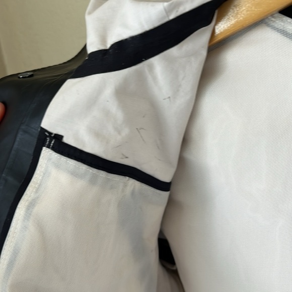 Lululemon into the drizzle black raincoat - Picture 16 of 16